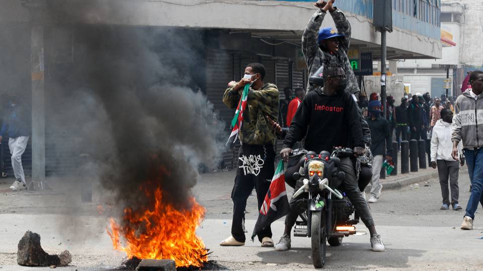 Kenya protests: President sorry for 'arrogance, opulence' by ministers