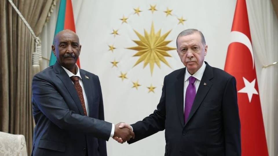 Sudan's Burhan welcomes Türkiye's offer to resolve conflict