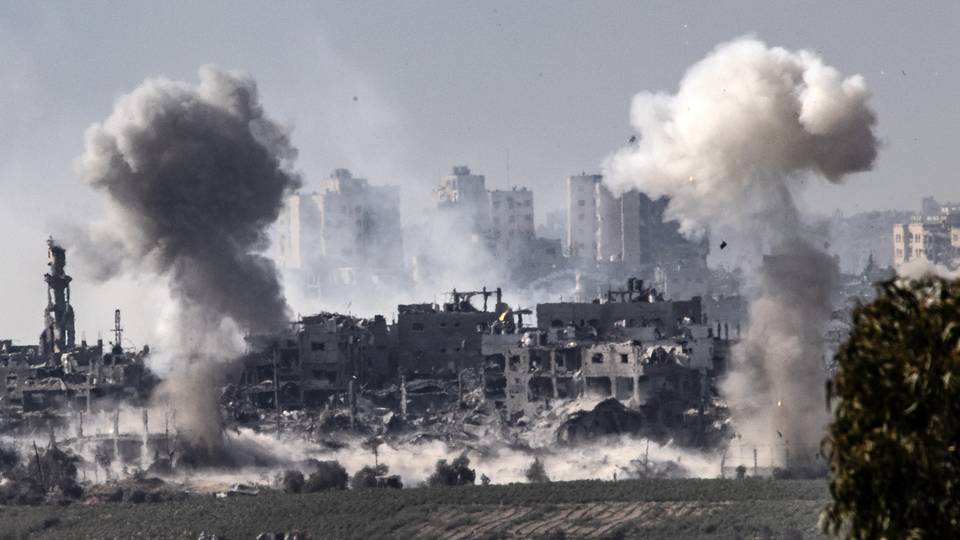 Death toll in Gaza 'crosses 10,000 mark'