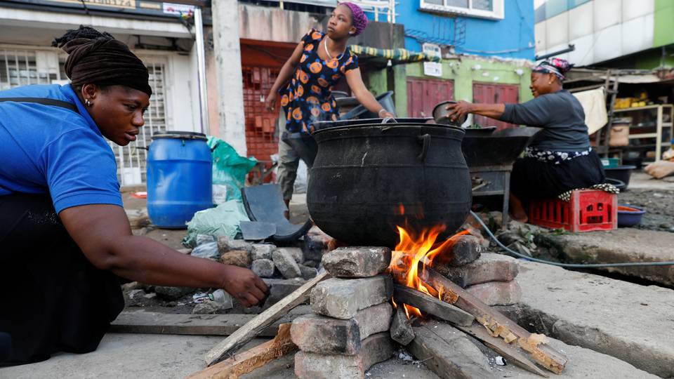 Comment compenser son bilan carbone en finançant des poêles de cuisson en Afrique
