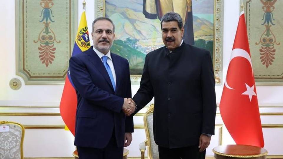Le ministre turc des Affaires étrangères rencontre le président vénézuélien à Caracas