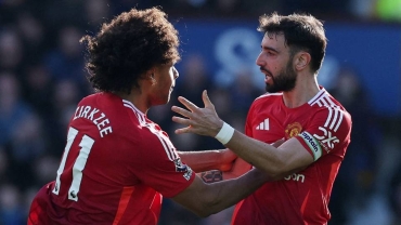 Man Utd survive penalty scare to rescue 2-2 draw at Everton