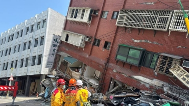 Biggest earthquake in 25 years hits Taiwan