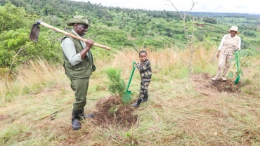 In pictures: Kenyans plant trees to mourn flood victims