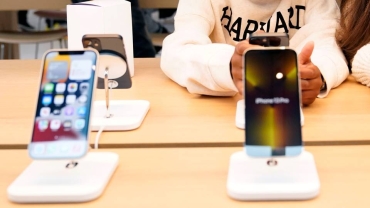 US sues Apple for 'monopolising' smartphone market