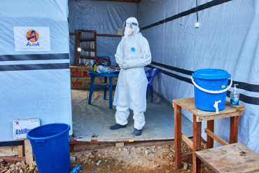Ebola patients flee as angry mob attacks DRC hospital