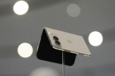 Apple ya gabatar da iPhone Duo, wayarsa ta farko da ake rufewa