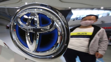 Toyota recalling a million vehicles over air bag problem