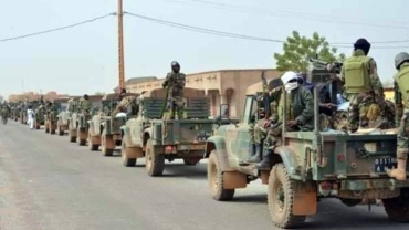 Mali troops combat insurgents near Algerian border