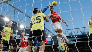 Arsenal beat Burnley 3-1 to level with Manchester city