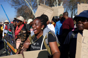 Fresh South African anti-migrant protests turn violent, with cars torched