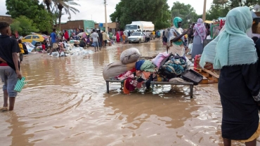 Sudan war: Floods leave displaced civilians stranded