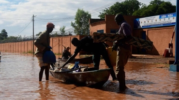 Niger's capital Niamey cut off by floodwater