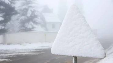 Snow closes roads, traps vehicles in Algeria, blankets wide areas of Tunisia