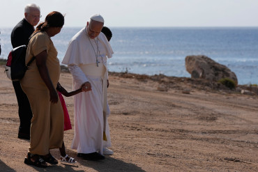 Pope Leo defends African migrants at Mediterranean island frontier