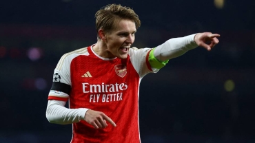 Arsenal beat Wolves to go four points clear at top