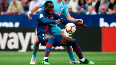 Ghanaian star Raphael Dwamena dies after collapsing during match