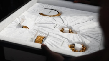 US museum hands back Ghana's looted royal treasures
