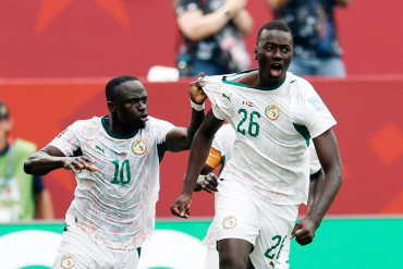 Senegal boost knockout hopes after dominant win over Iraq