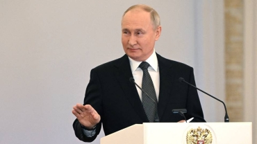 Early results show Russia's Putin on course to retain seat