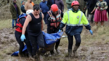 Floods kill at least 10 people in South Africa, triggers closure of iconic national park