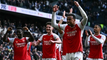 Arsenal survive Spurs scare to continue EPL title charge