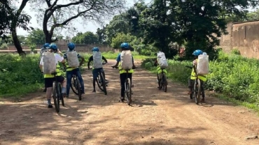'Yan Tanzania da ke tsaftace yankin Kilimanjaro a kan kekuna