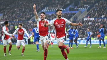 Merino's late goals earn Arsenal victory at Leicester