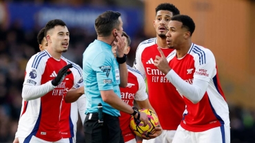 Liverpool thrash Ipswich, Arsenal beat Wolves despite red card