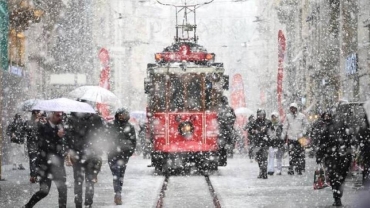 Istanbulites embrace long-awaited snowfall as the city turns white