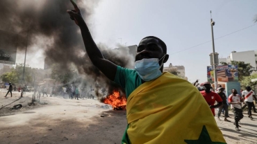 Tear gas as protesters clash with police over Senegal election delay