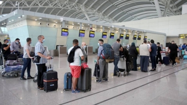 France threatens to review Algeria migration agreement