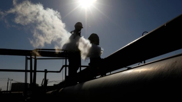 Libya's oil guards shut oil fields over pay dispute