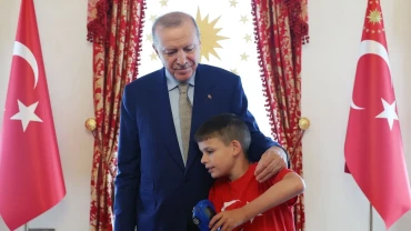Türkiye's Erdogan hosts 'Cake Not Hate' boy Joshua Harris in Istanbul