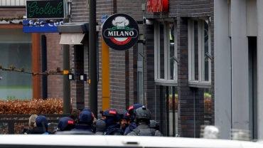 Hostages held inside Dutch cafe as nearby homes evacuated