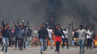 Mozambique: Police tear gas protesters as SA closes border