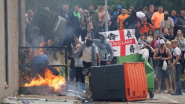 At least 370 people arrested over UK anti-migrant protests
