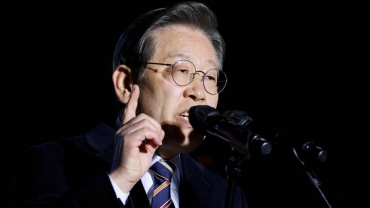 South Korea's opposition leader Jae-myung stabbed in the neck