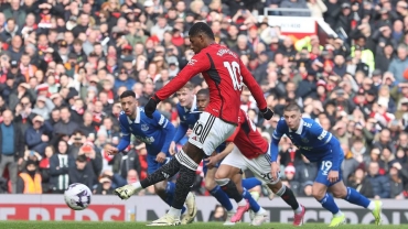 Man United keep Champions League dream alive by beating Everton