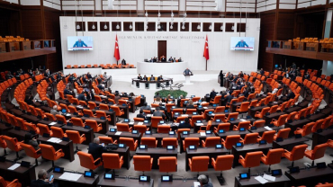Türkiye : le Parlement examine une réforme sociale incluant congés et réseaux sociaux