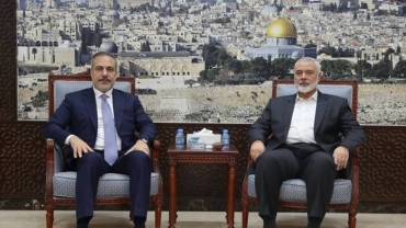 Turkish top diplomat holds a meeting with Hamas leader in Qatar