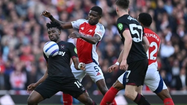 Arsenal title hopes suffer blow with West Ham defeat