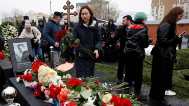 Navalny's funeral held in Moscow amid tight security as supporters rally