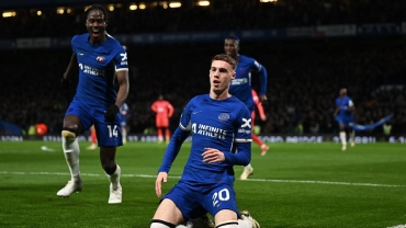 Chelsea pound Everton six goals to maintain eight-game unbeaten run