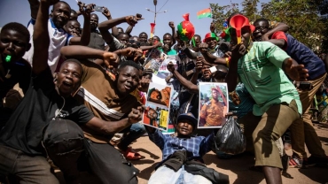 Le Burkina révise sa Constitution, le français relégué au rang de "langue de travail"