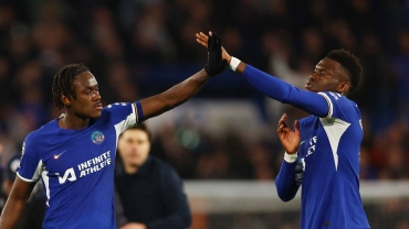 Chelsea beat Spurs 2-0 to boost European football chances