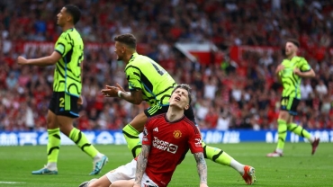 Arsenal beat Man United to stretch EPL title race to final day