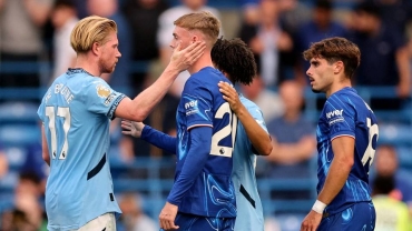 Man City open title defence with 2-0 win over Chelsea