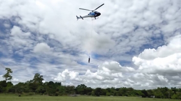 Kenya floods: Red Cross helicopter rescues 'stranded' families