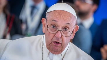 Pope calls for 'arms to be silenced' in Christmas appeal